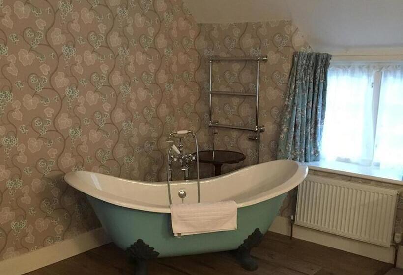 تختخواب و صبحانه Clare Cottage