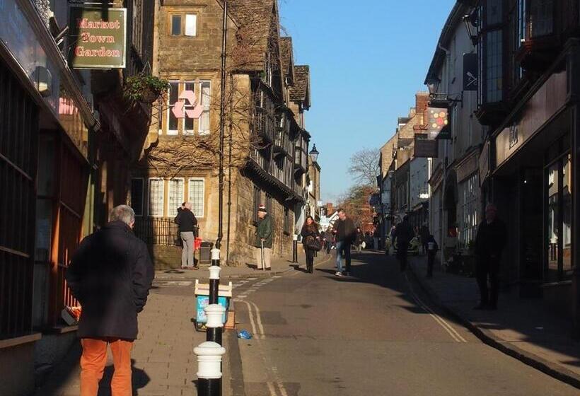 تختخواب و صبحانه Clare Cottage