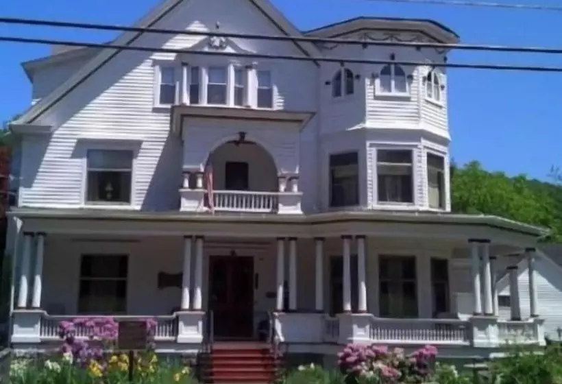 Aamiaismajoitus (B&B) Victorian Charm Inn