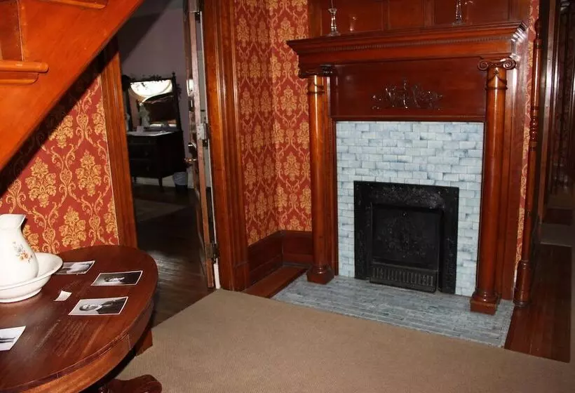 Aamiaismajoitus (B&B) Victorian Charm Inn