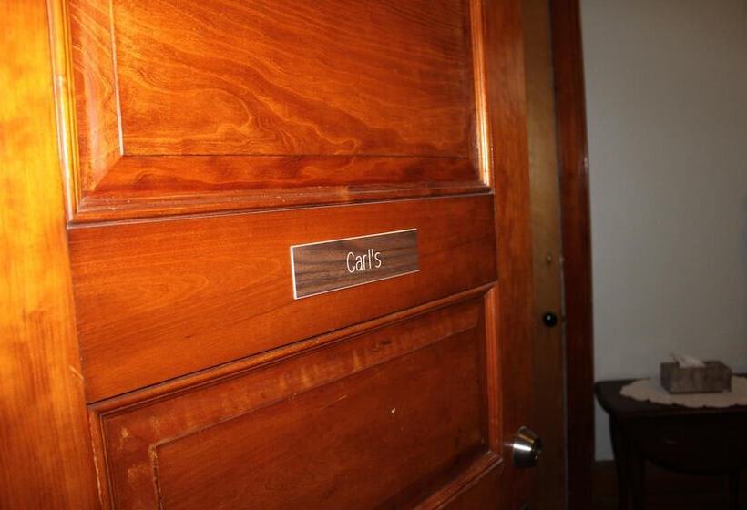 ベッドアンドブレックファースト Victorian Charm Inn