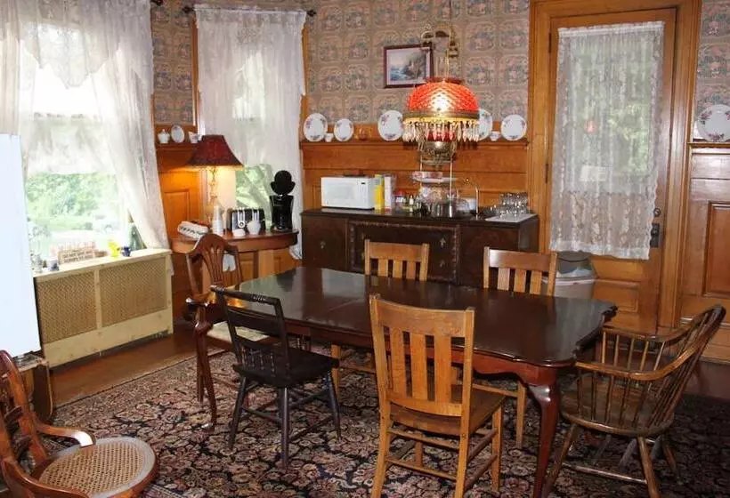 Aamiaismajoitus (B&B) Victorian Charm Inn