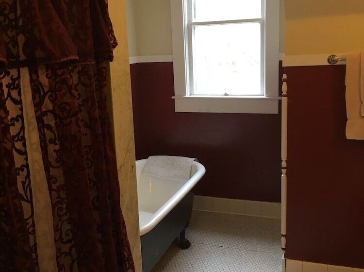 ベッドアンドブレックファースト Victorian Charm Inn