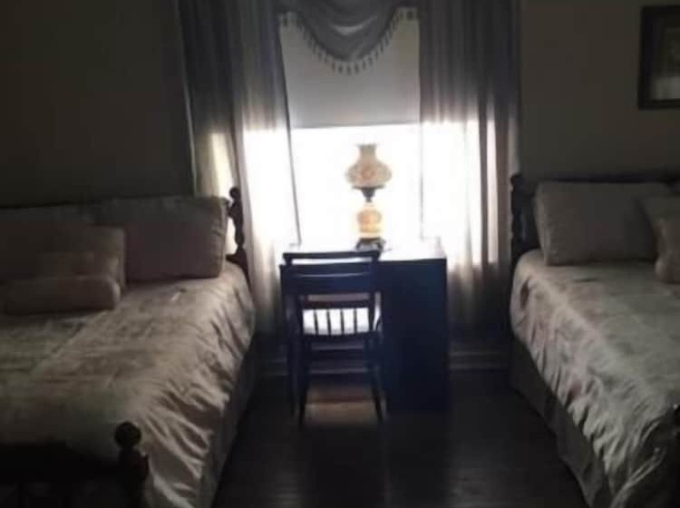 ベッドアンドブレックファースト Victorian Charm Inn