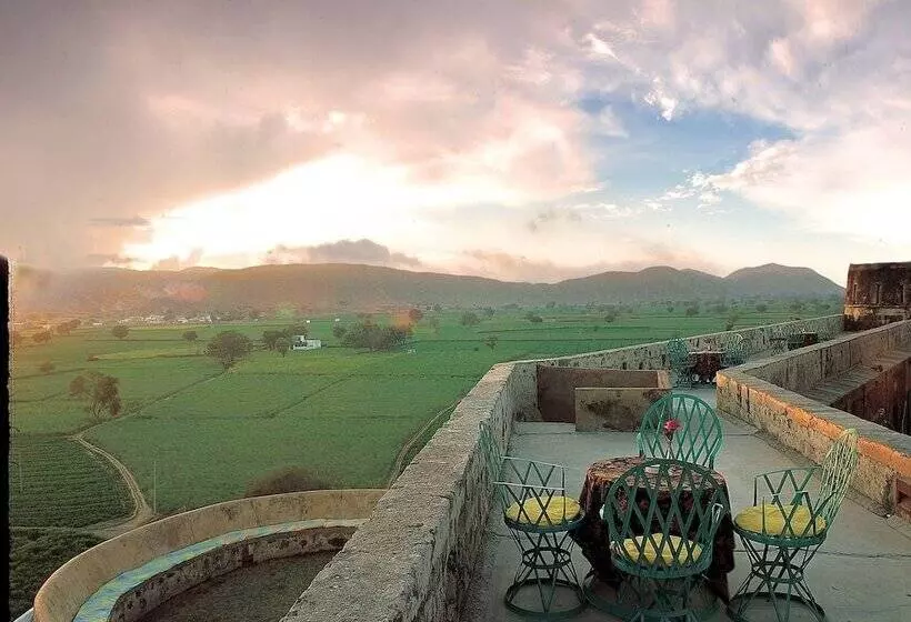 ホテル Neemrana S Hill Fort Kesroli