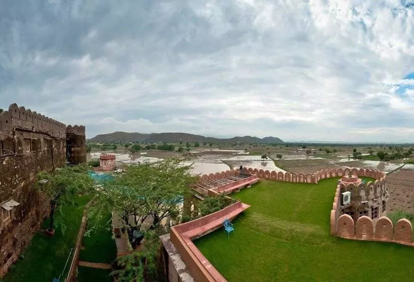 ホテル Neemrana S Hill Fort Kesroli