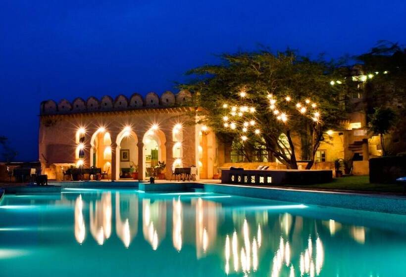 בית מלון כפרי Neemrana S Hill Fort Kesroli