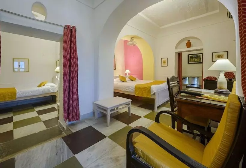ホテル Neemrana S Hill Fort Kesroli