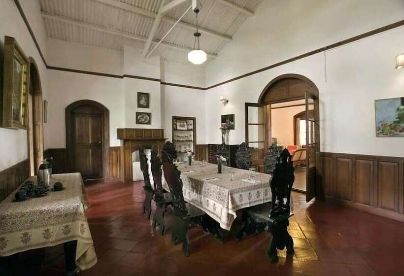 Hotel Neemrana S Wallwood Garden