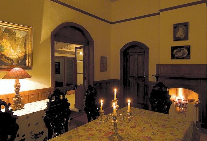 Hotelli Neemrana S Wallwood Garden