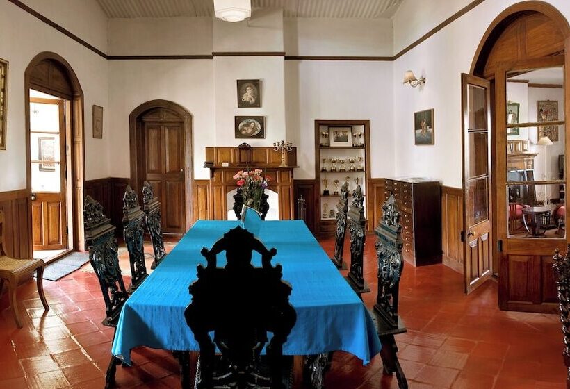 Hotel Neemrana S Wallwood Garden