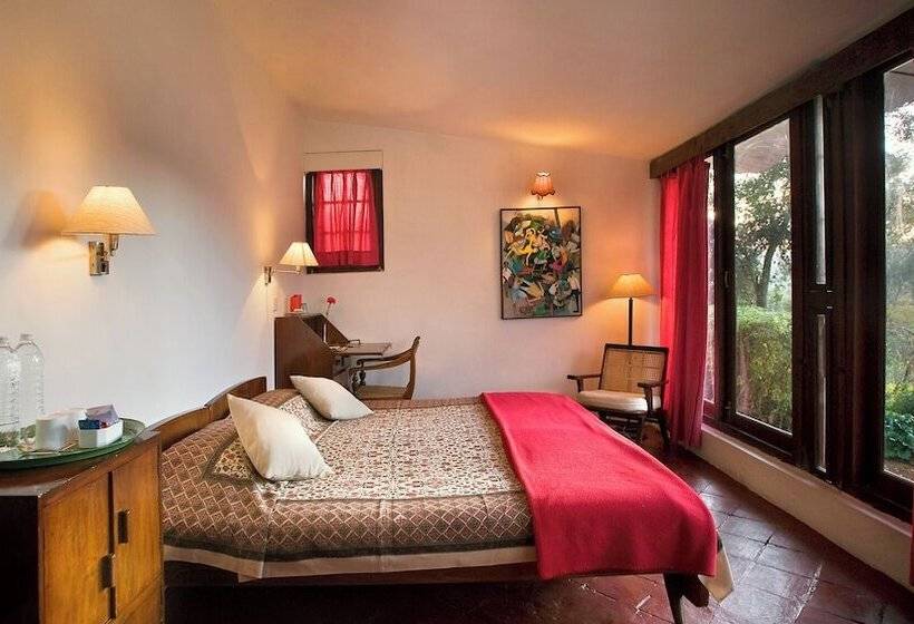 Hotel Neemrana S Wallwood Garden