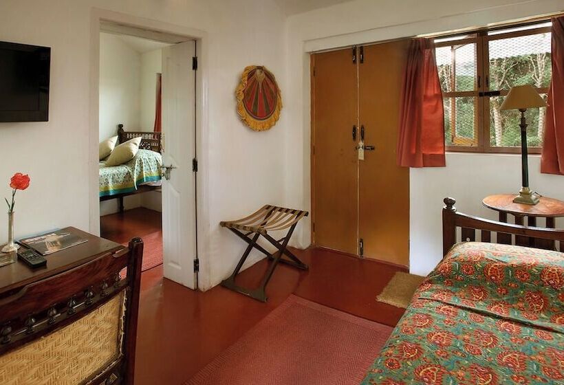 Hotel Neemrana S Wallwood Garden