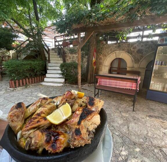 تختخواب و صبحانه Rooms Merlika  Inside The Castle