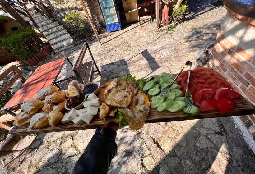 تختخواب و صبحانه Rooms Merlika  Inside The Castle