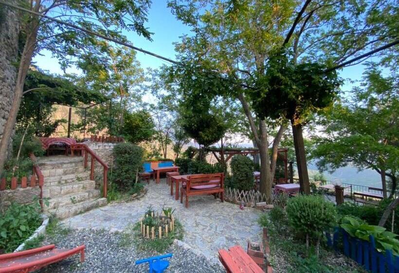 تختخواب و صبحانه Rooms Merlika  Inside The Castle