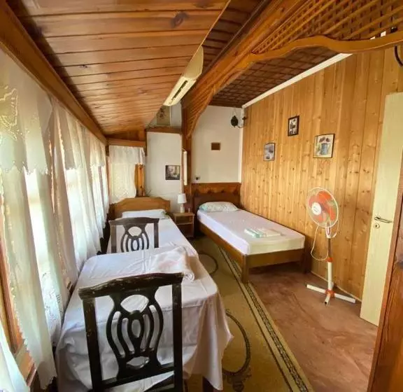 تختخواب و صبحانه Rooms Merlika  Inside The Castle