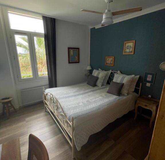 Bed and Breakfast Villa Chateau Les Terrasses, Tamaris, Vues Mer Exceptionnelles Au Calme, Mer Et Plage à 2mn à Pied