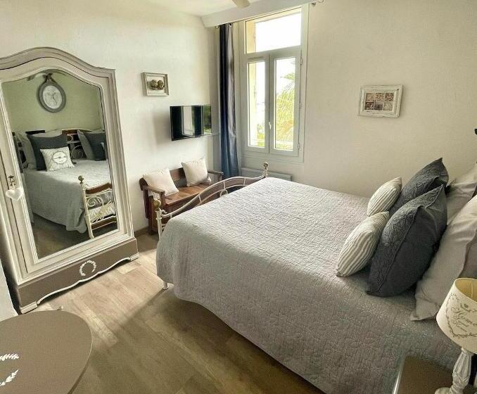 Bed and Breakfast Villa Chateau Les Terrasses, Tamaris, Vues Mer Exceptionnelles Au Calme, Mer Et Plage à 2mn à Pied