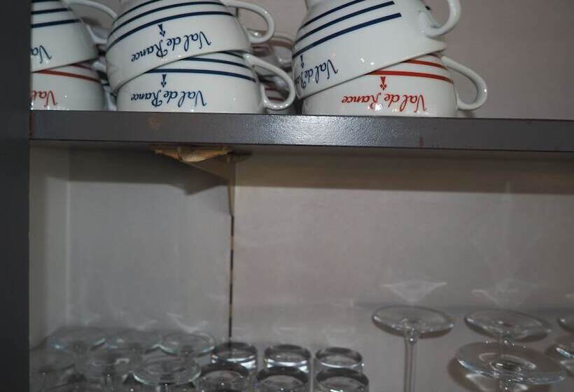 ホテル Logis Hôtel Vannes Nord Le Clos Des Hortensias