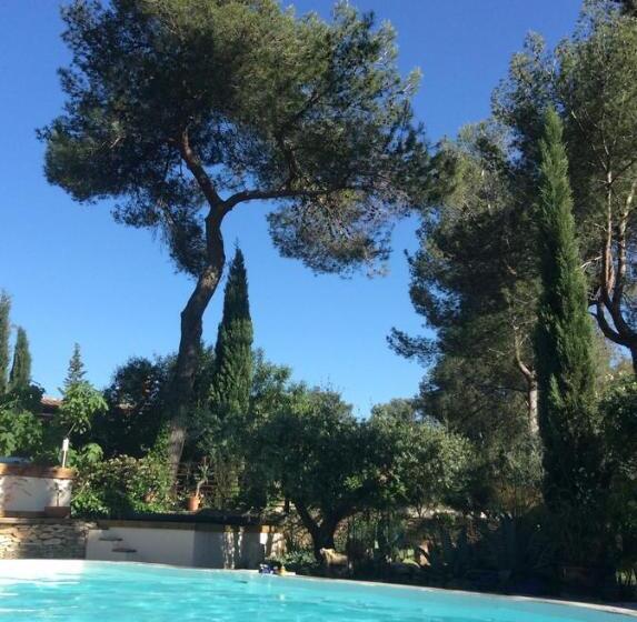 تختخواب و صبحانه Inn 4 Bears