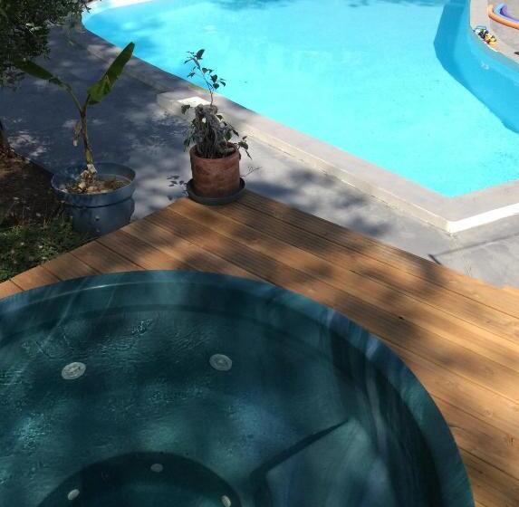 تختخواب و صبحانه Inn 4 Bears