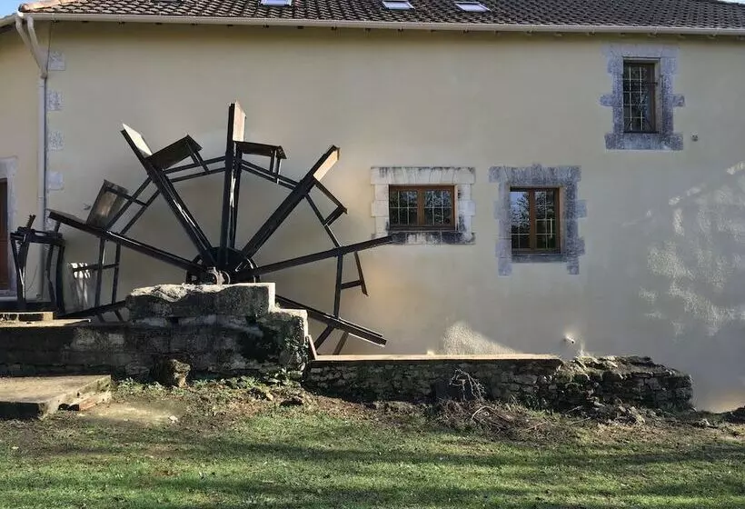 ベッドアンドブレックファースト Moulin Du Fontcourt Chambre D Hôtes