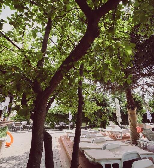 هتل C&c Karo Resort