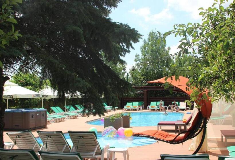 هتل C&c Karo Resort