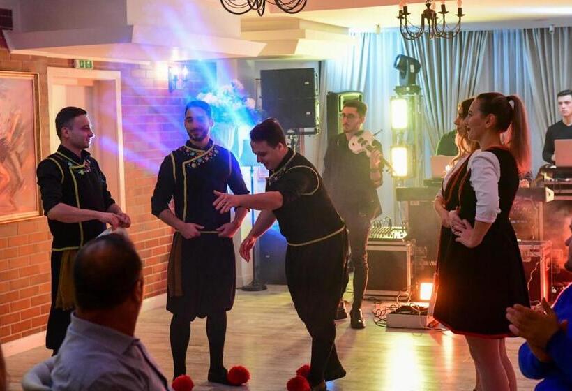 هتل C&c Karo Resort