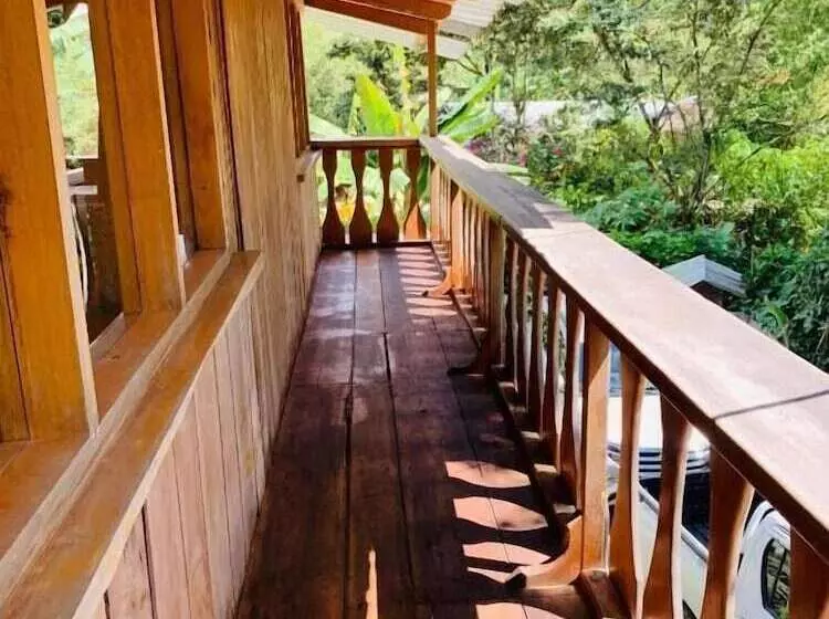 ユースホステル La Casa De Cecilia Mindo