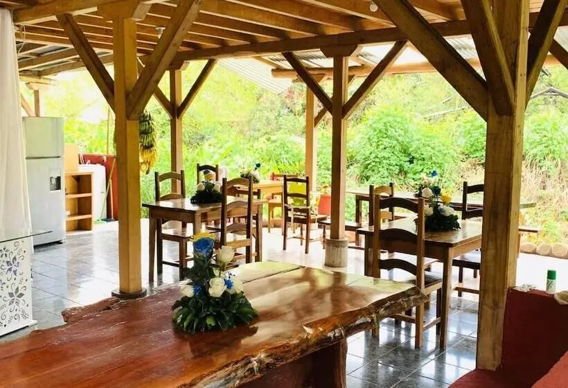 ユースホステル La Casa De Cecilia Mindo