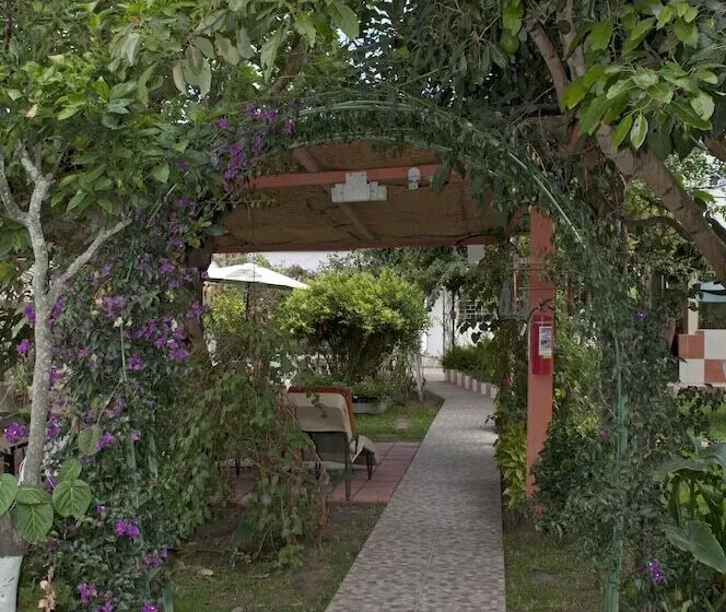 Hotel Hostal El Parque Tababela