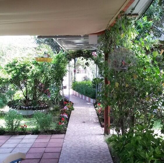 Hotel Hostal El Parque Tababela