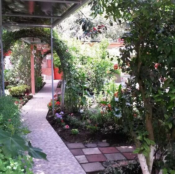 Hotel Hostal El Parque Tababela