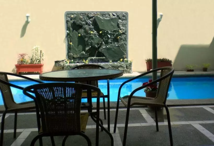 ホテル Hostal Perla Real Inn