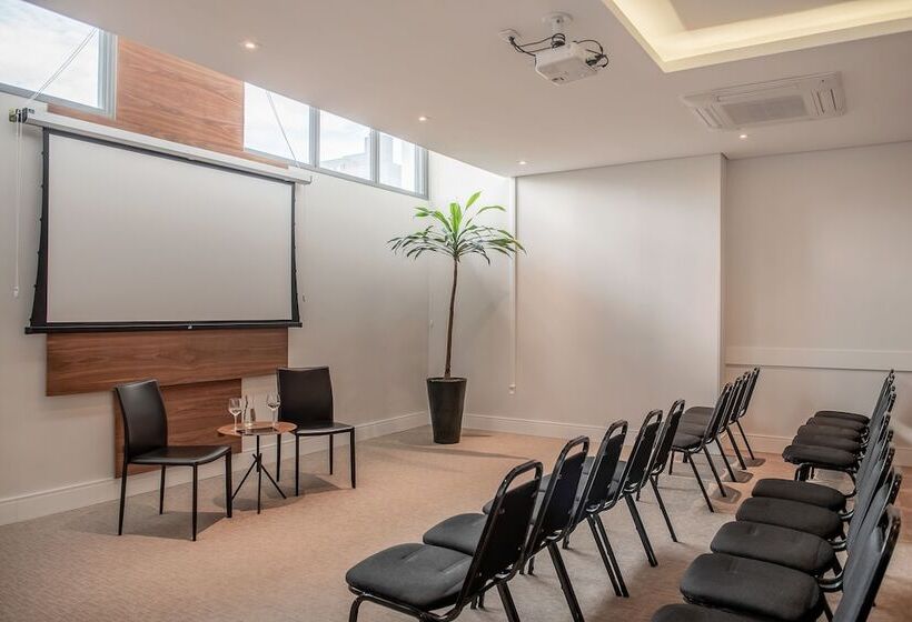 호텔 Intercity Curitiba Centro Civico