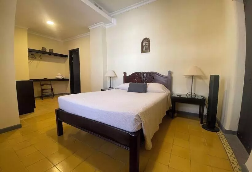 هتل 1915 Inn & Suites