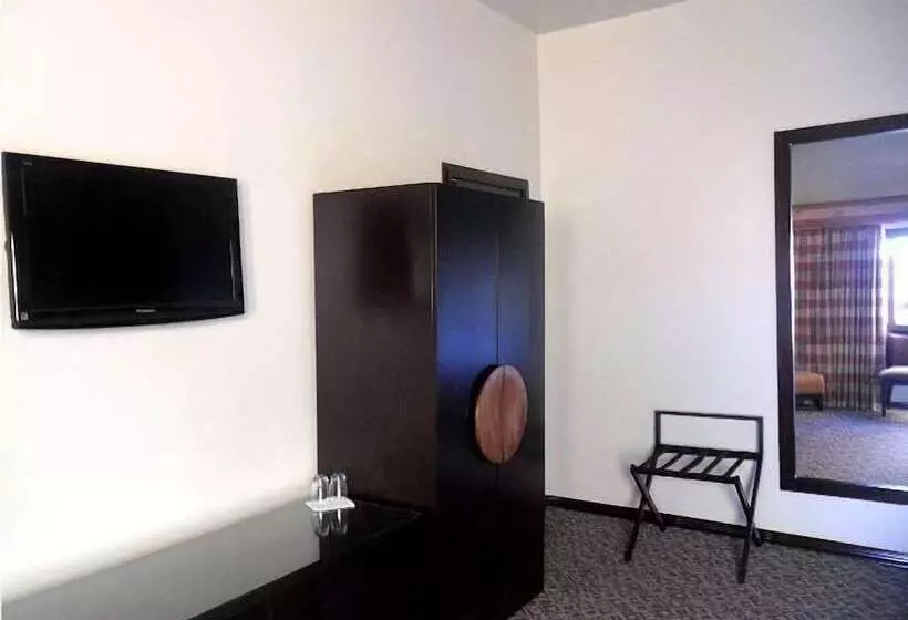 هتل 1915 Inn & Suites