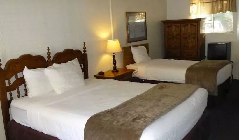 Hotelli The Long Barn Lodge