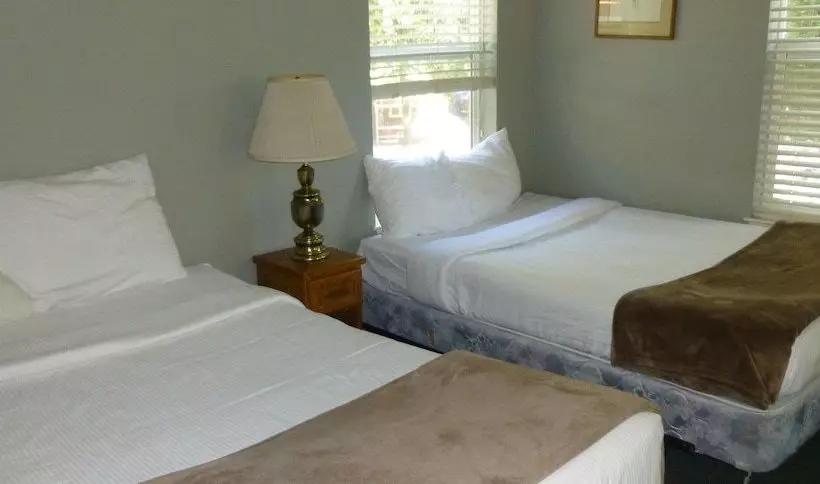 Hotelli The Long Barn Lodge