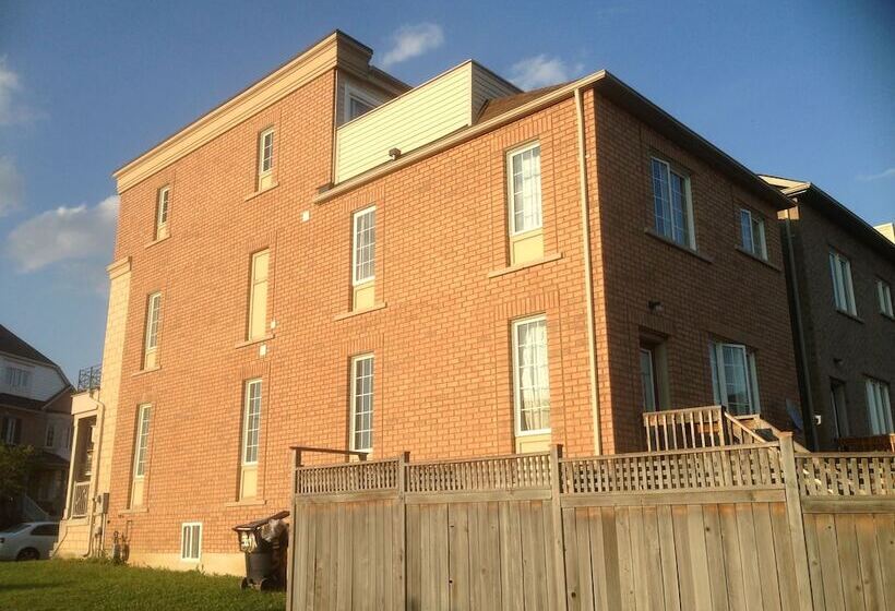 فندق Toronto North Travellers Home