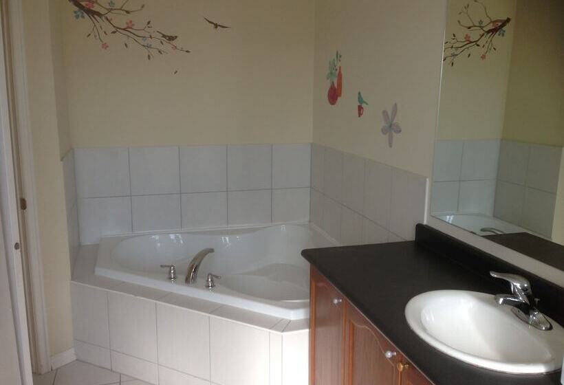 فندق Toronto North Travellers Home