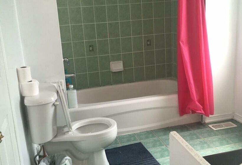 فندق Toronto North Travellers Home