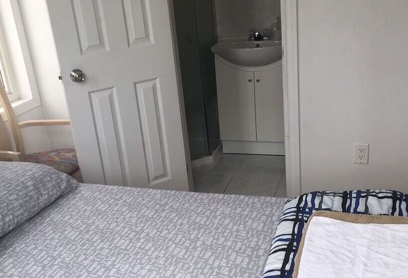 فندق Toronto North Travellers Home