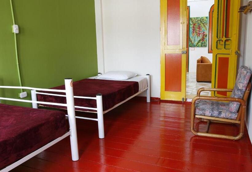 Общежитие Golden Frog Manizales