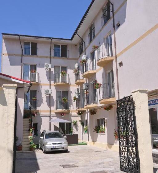 مبيت وإفطار Vila Gymy