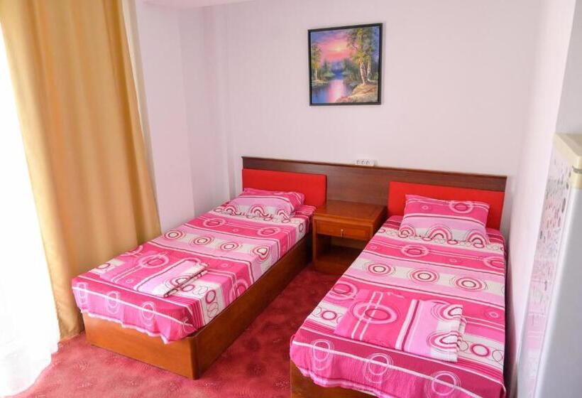 مبيت وإفطار Vila Gymy