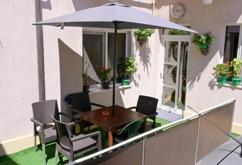 مبيت وإفطار Vila Gymy