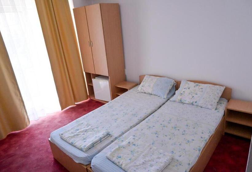 مبيت وإفطار Vila Gymy